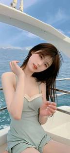 她行走于黑暗中
