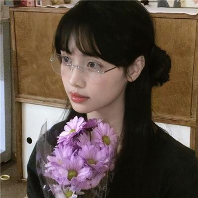 她行走于黑暗中